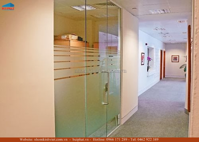 Thi công cửa kính cường lực 1 cánh Thi công cửa kính cường lực 1 cánh